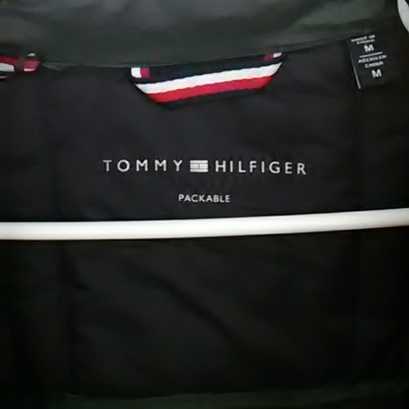 Tommy Hilfiger Packable Jacket. Size MED - Picture 2 of 4